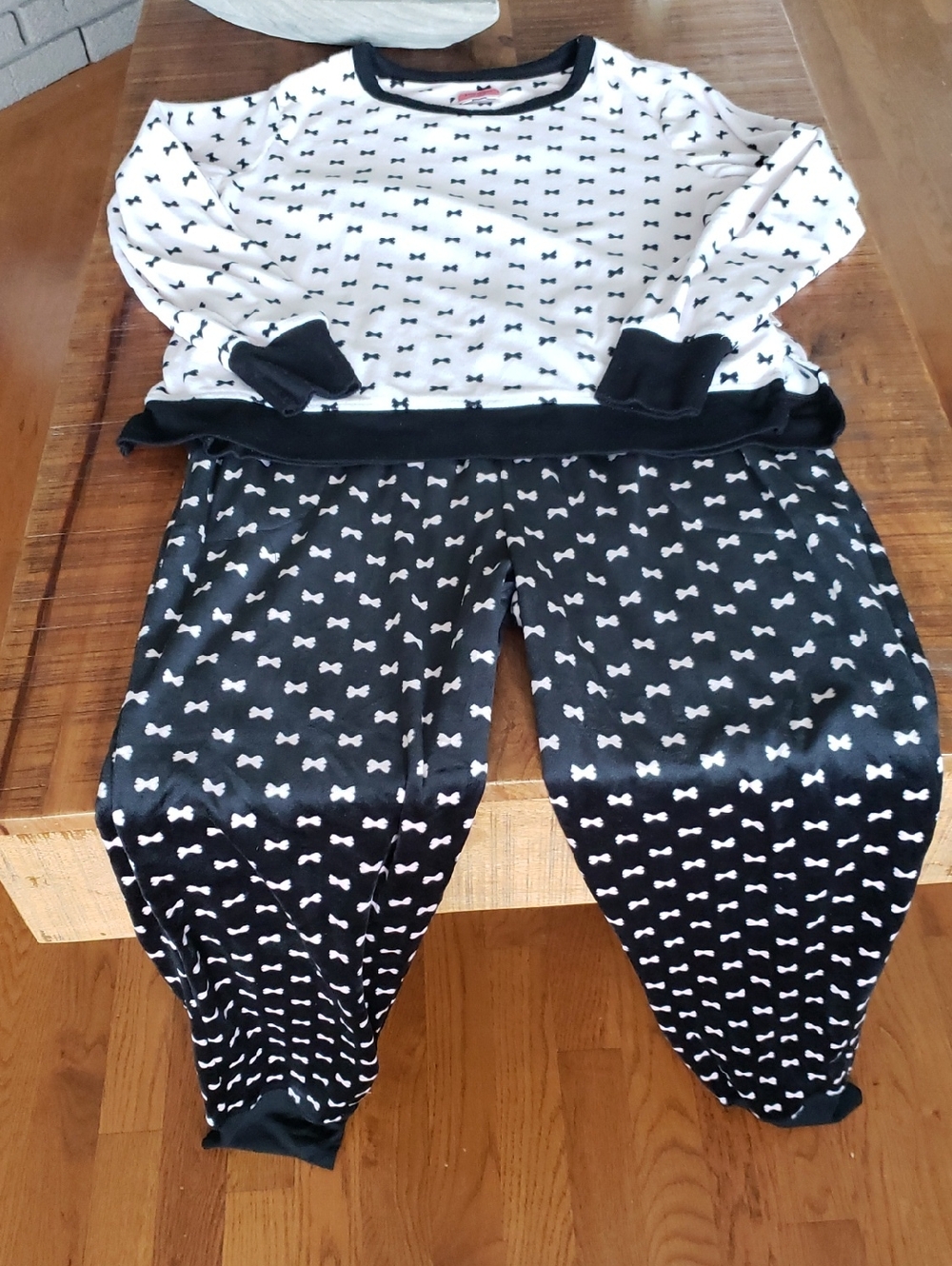 kate spade Black and White Bow-Print Pajama Set